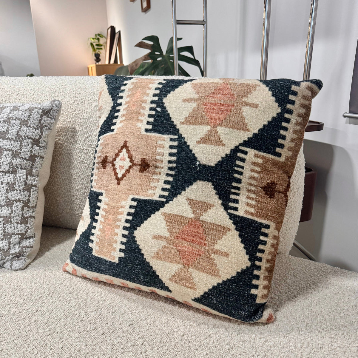 Aryos Cushion - Display